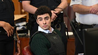 Luigi Mangione sitzt im Gericht