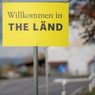 Ein Schild mit der Aufschrift "Willkommen in the Länd" soll Einreisende begrüßen.
