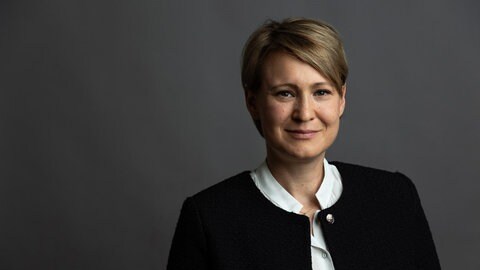 Jana Puglierin, Politikwissenschaftlerin, blickt offen in die Kamera.
