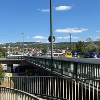 Die Adenauerbrücke in Esslingen am Neckar ist zurzeit größtenteils gesperrt. 