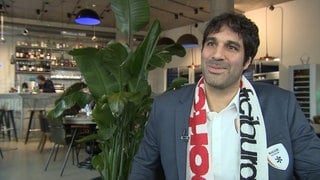Jonathan Ben-Shlomo, Vizepräsident von Makkabi Deutschland und passionierter SC-Fan mit SC-Schal