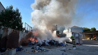 Dichter Rauch über dem Recyclingbetrieb in Worms. Dort brennt Sperrmüll.