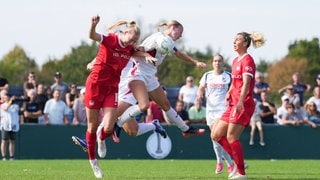 Kopfballduell zwischen Camilla Küver (VfL Wolfsburg, li.) und Milena Fischer (SC Sand)