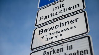 Ein Schild weist auf Parkgebühren oder Anwohnerparkausweise hin. In Tübingen ist kostenlos parken ab jetzt fast unmöglich. Es gibt nur noch ganz wenige Ausnahmen, wo man nicht zahlen muss.