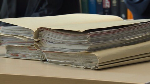 Papierberge Adieu? Ende April startet die elektronische Patientenakte, kurz ePA, für gesetzlich Versicherte. Daten laufen dann auf der Gesundheitskarte zusammen. Die Dokumentation bleibt Ärzten aber nicht erspart. 