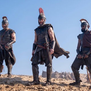 Filmszene aus "Odyssee" von Christopher Nolan: Jimmy Gonzales als Cepheus, Matt Damon als Odysseus und Himesh Patel als Eurylochus