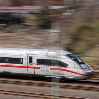Ein ICE fährt hinter den Anlagen eines Güterbahnhofs. Durch der Baustelle auf der Strecke Stuttgart-Mannheim kam es zu langen Verzögerungen. Jetzt ist die Strecke wieder frei.