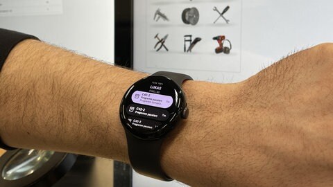 Ein Arm mit einer Smartwatch - jeder Mitarbeiter bei Daedalus trägt eine.