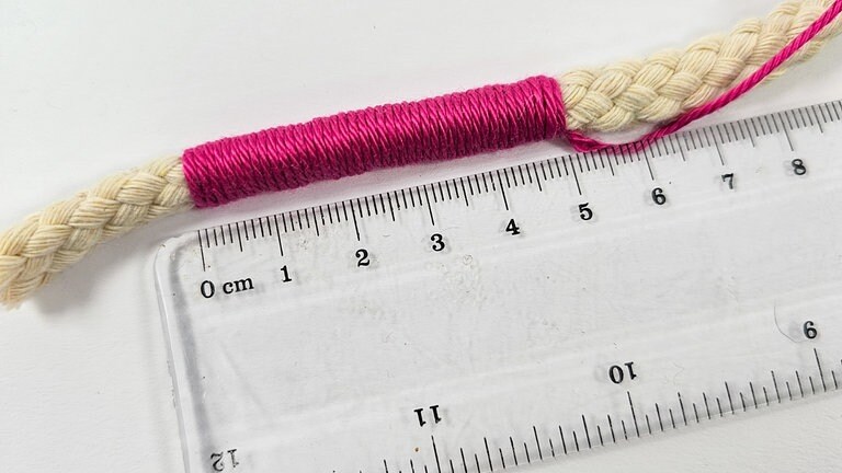 Die Wickelung mit dem Garnknäul in der Hand vornehmen, oder das Garn in passende Längen zuschneiden. Bei einem 10 mm dicken Seil und einem 2mm Garn ergab das 1-Meter Garn eine Wickellänge von ca. 5cm. 