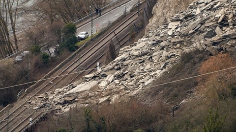 Ein Felssturz zwischen St. Goarshausen und Kestert verschüttete im Frühjahr 2021 die rechtsrheinische Bahntrasse.  