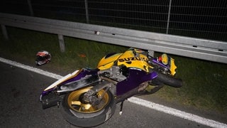 Ein Motorradfahrer ist am Donnerstagabend im Deggenhausertal tödlich verunglückt.