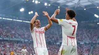 Derry Scherhant und Christian Günter freuen sich beim Spiel des SC Freiburg gegen den FC Motherwell
