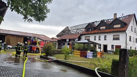 In Großrinderfeld hat ein Blitzeinschlag für einen Brand in einer Scheune gesorgt. 