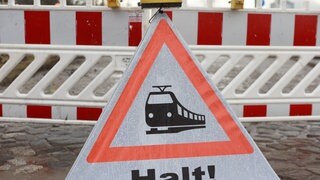 Die Lahntalbahn bleibt weiter gesperrt. Schild der Deutschen Bahn