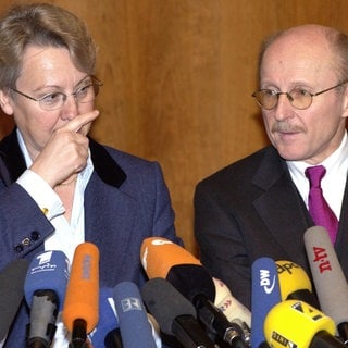 Die Präsidentin der Kultusministerkonferenz, Annette Schava, vor Beginn der Pressekonferenz am 4.12.2001 in Berlin mit dem Vizepräsidenten der Konferenz, Willi Lemke. Es geht um die Ergebnisse der Schulleistungsstudie "PISA“