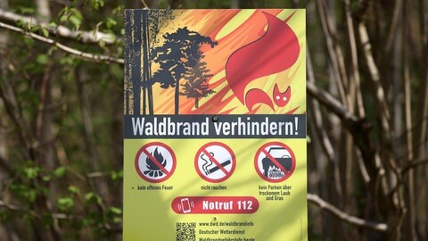 Solche Schilder weisen auf die aktuell hohe Waldbrandgefahr hin. 
