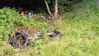 Das kaputte Motorrad liegt in einem Graben: bei dem Unfall ist ein Motorradfahrer aus Mainz-Bingen auf einer Raserstrecke gestorben