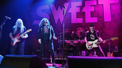 Die Band The Sweet spielen auf der Bühne