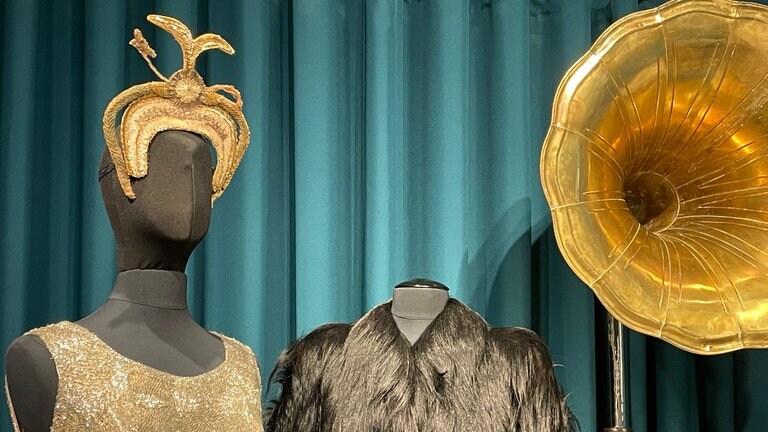 Auch Mode der 1920er ist in der Ausstellung im Stadtmuseum Simeonstift zu sehen. Hier ein goldenes Partykleid.