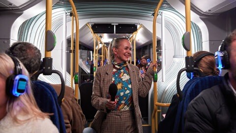 „NACHTSCHICHT - eine Reise durch die Stadt" lädt ein zu einer besonderen Fahrt in einem Linienbus durch die Nacht