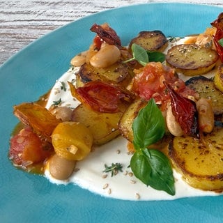 Tomaten-Bohnen-Sugo mit Bratkartoffeln