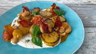 Tomaten-Bohnen-Sugo mit Bratkartoffeln