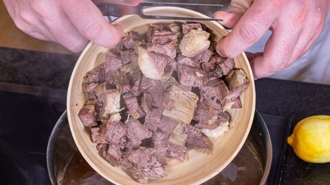 Wie im Rezept beschrieben, wir das Tafelspitz nach dem Kleinschneiden wieder zum Gaisburger Marsch dazu gegeben.