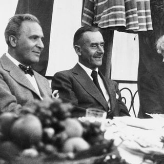 Bruno Walter, Thomas Mann und Arturo Toscanini, Fotografie um 1935.