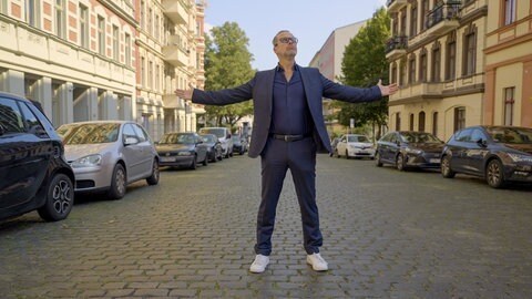 Er ist der Albtraum eines jeden Mieters: der skrupellose Immobilieninvestor. In der ARD Story „Crashkurs für Immobilienhaie“ schlüpft Schauspieler Matthias Matschke in die Rolle eines hemmungslos profitgierigen Immobilienhais. 