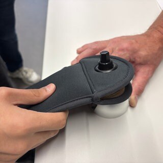 Ein Handy wird elektronisch in einer Hülle verriegelt