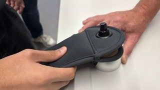 Ein Handy wird elektronisch in einer Hülle verriegelt