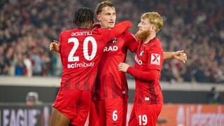  Torjubel zum 1:0 durch Patrick Osterhage (SC Freiburg) mit Niklas Beste und Junior Adamu