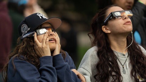 Partielle Sonnenfinsternis am 12. August 2026 über Deutschland – auch in Rheinland-Pfalz. Achtung: Nur mit zertifizierter Sonnenfinsternisbrille sicher zu beobachten. Sonnenfinsternis 2024 in den USA