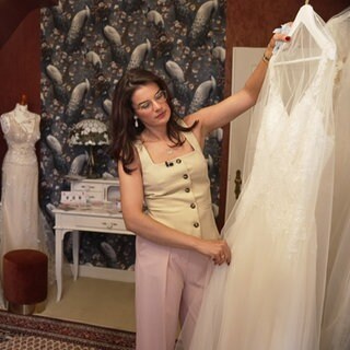 Ann-Cathrin Nagel ist auf der Suche nach dem perfekten Brautkleid.