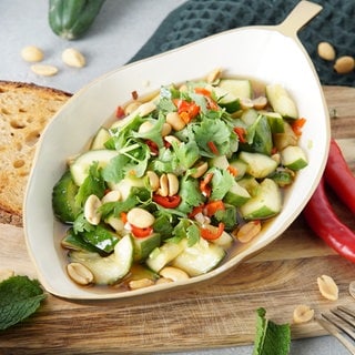 Klatsch-Gurkensalat mit Kokos-Röstbrot