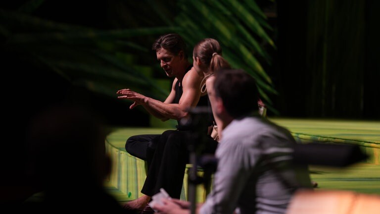 Alexander Klaws (Tarzan) und Judith Caspari (Jane) unterhalten sich und gestikulieren dabei. (Foto: SWR, Jakob Sax)