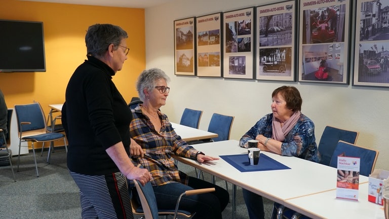 Dagmar und eine weitere Frau der Gemeinschaft unterhalten sich. 