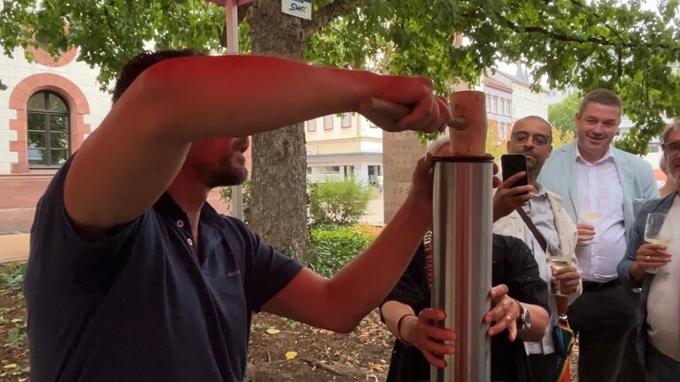 In Kaiserslautern ist zum 750. Stadtjubiläum eine Zeitkapsel vergraben worden.