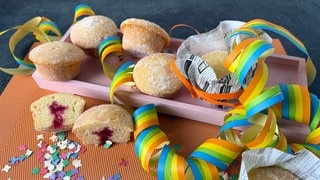 Gefüllte Schmand-Muffins mit Johannisbeerkonfitüre