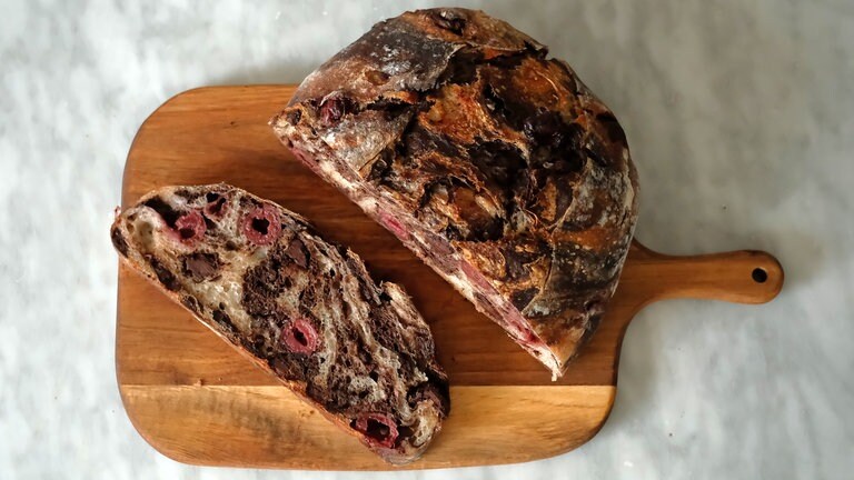 Ein Donauwellen-Brot liegt aufgeschnitten auf einem Schneidebrett. Das SWR1 Pfännle-Rezept ist eine perfekte Mischung aus Brot und Kuchen.
