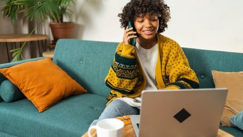 Ganz ohne Selbstdarstellung geht es im Job nicht, sagt Organisationsberater Jakob Schrenk. Aber es gibt ein paar Tipps, mit denen sich die Selbstdarstellerei etwas minimieren und die Produktivität sich steigern lässt.