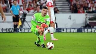Fabian Bredlow rollt den Ball zu seinem Mitspieler