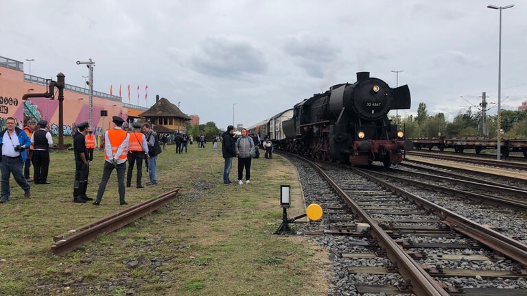 Eisenbahn-Geschichte hautnah: Am Tag der Verkehrsgeschichte fährt die Dampfeisenbahn bis zum Osthafen-Bahnhof.