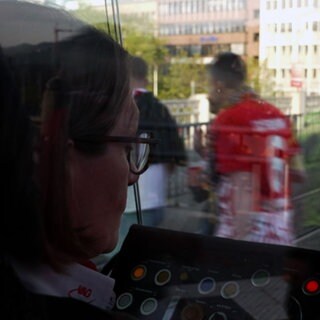 Straßenbahnfahrerin Melanie Schultz bringt in Freiburg Fußballfans zum Stadion 