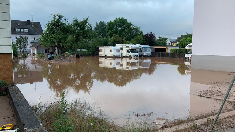 Ein Tag nach dem Hochwasser 2021 in RLP beginnen im Trierer Stadtteil Ehrang die Aufräumarbeiten.