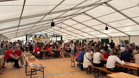 Das Zelt auf dem Volksfestplatz, das für die Musikerinnen und Musiker aufgebaut wurde, um sie mit Essen und Trinken zu versorgen. 