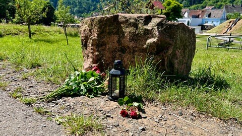 In Gedenken an die getötete Frau wurden Blumen und Kerzen auf den Spielplatz in Linden gelegt.