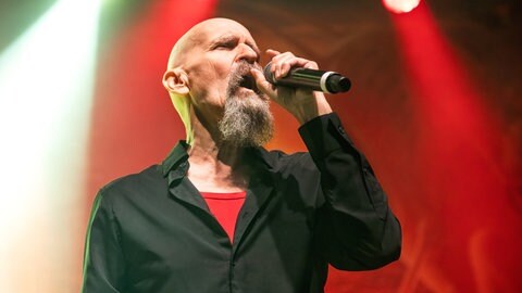 SAGA-Sänger Michael Sadler bei einem Konzert in Oslo 2024. Der Song "Wind Him Up" der Band hat es in die SWR1 RLP Hitparade geschafft. 