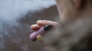 Symbolbild: Eine Person raucht eine Vape. Das ist eine Einmal-Elektrozigarette. ALBA vermutet, dass der Akku so einer E-Zigarette den Brand ausgelöst haben könnte.
