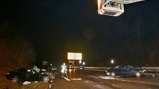 Zwei Unfallfahrzeuge stehen neben der Fahrbahn der B14 in Stuttgart-Vaihingen.